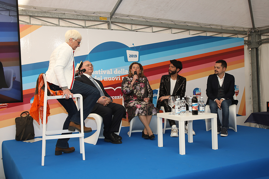 Festival della TV e dei Nuovi Media 2019_266.jpg - Real Time, la Tv delle meraviglie Un  racconto di storie e persone reali con contenuti attuali e uno stile innovativo in costante evoluzione,  ci porta con i suoi protagonisti nel mondo meraviglioso di due programmi divenuti ormai cult:  “Il Castello delle cerimonie” e “Il Salone delle Meraviglie”.Federico Lauri, Imma Polese, Gesualdo Vercio con Alessandra Comazzi.